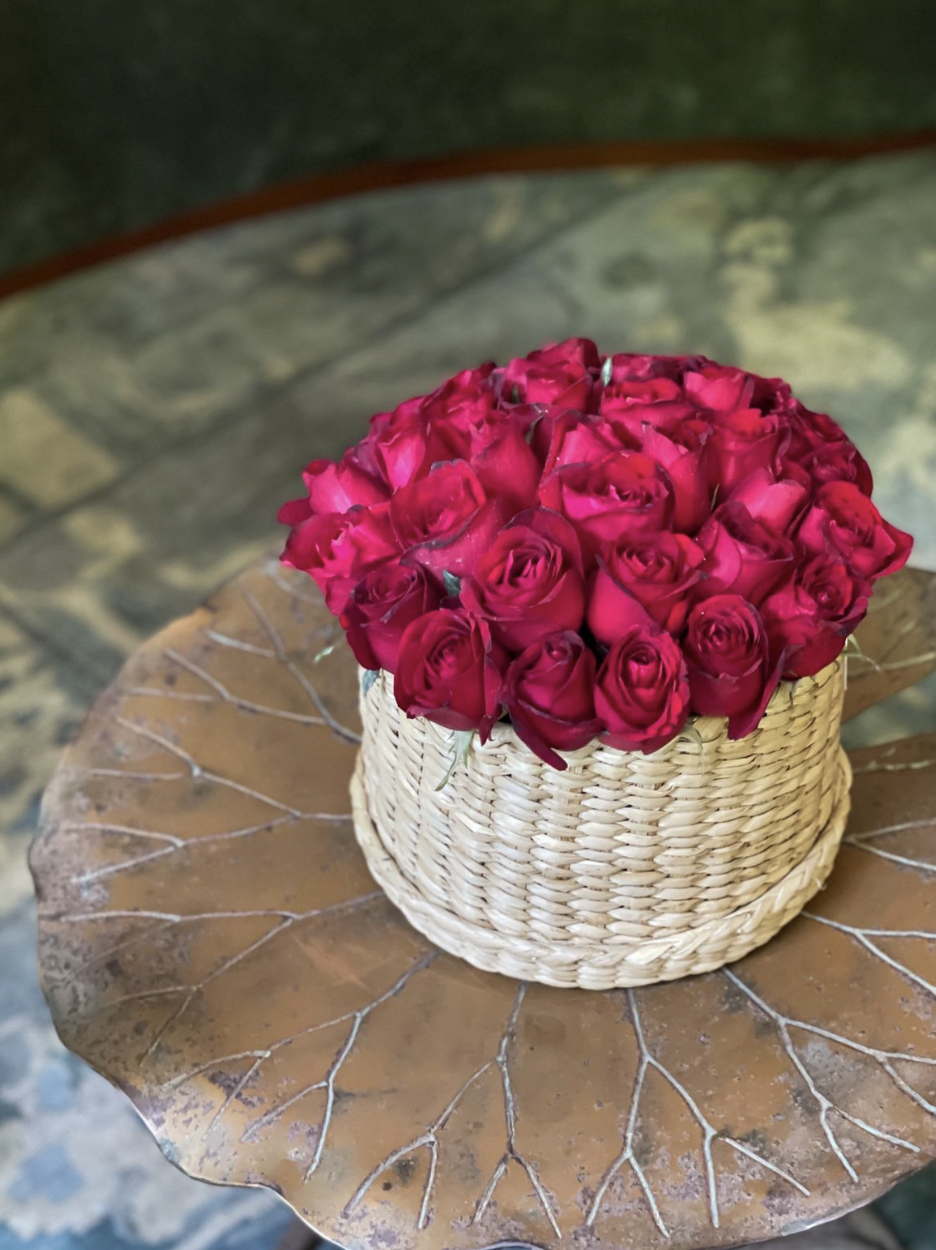 Ava | 25 Red Rose Flat-Lay in Woven Cane -  